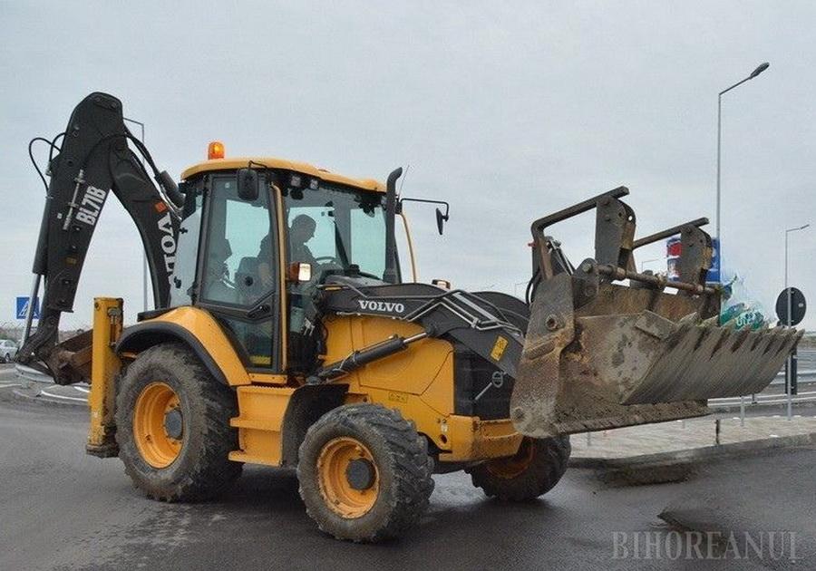 Accident în Sântandrei: Un bărbat fără permis, la volanul unui buldoexcavator neînregistrat, a izbit o maşină într-o intersecţie