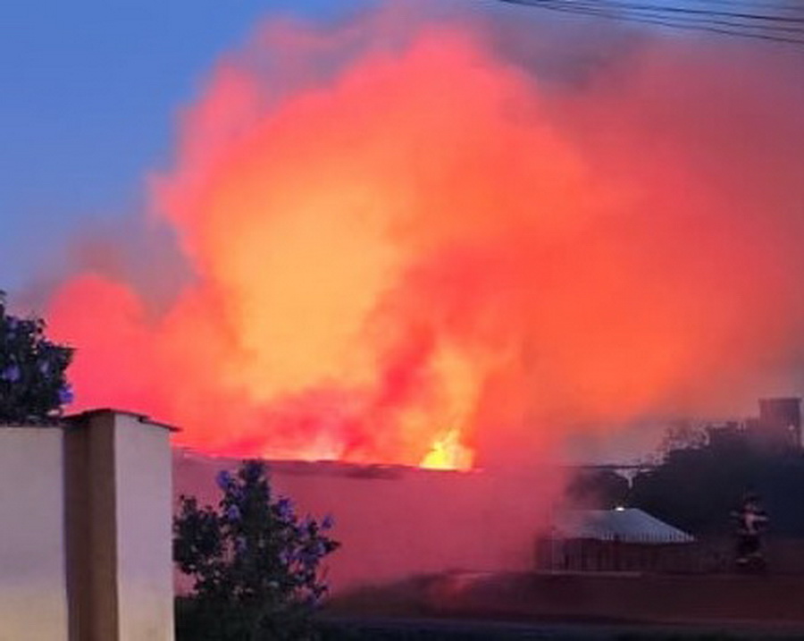Foc într-o gospodărie din Palota: un grajd, o anexă și doi porci au ars într-un incendiu puternic (FOTO)