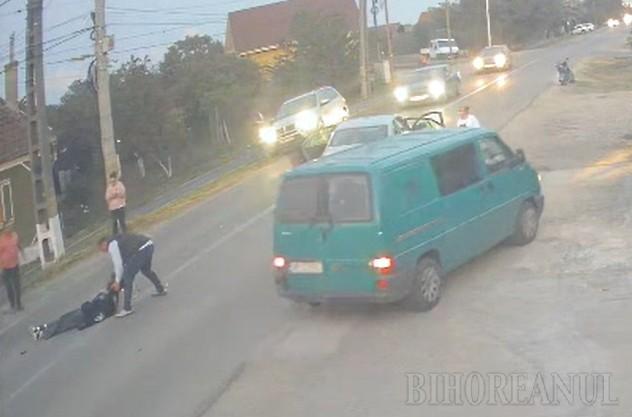 Imagini șocante de la accidentul grav din Sântandrei: un bărbat trage de casca adolescentei rănite și îi mișcă trupul. Dr. Borcea: „Absolut inacceptabil!” (VIDEO)